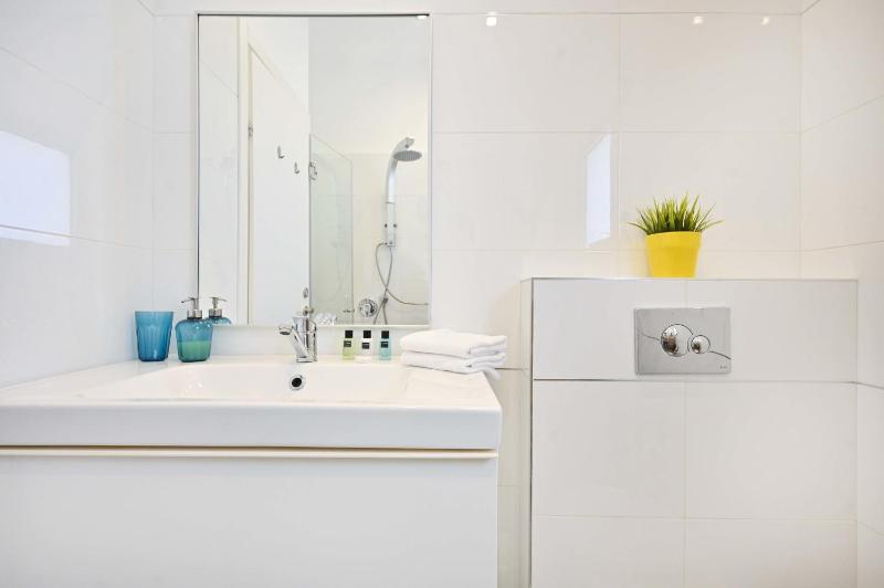 1BR near the beach with Balcony and Mamad by HolyGuest - image 3