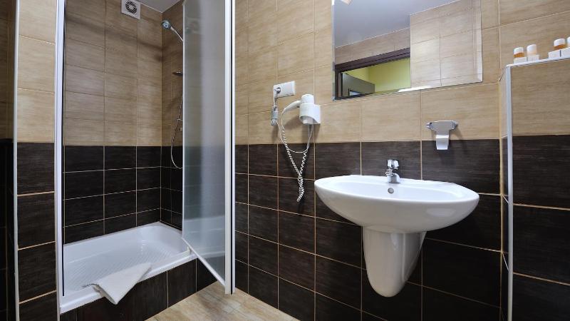 Superior Twin Room image 3