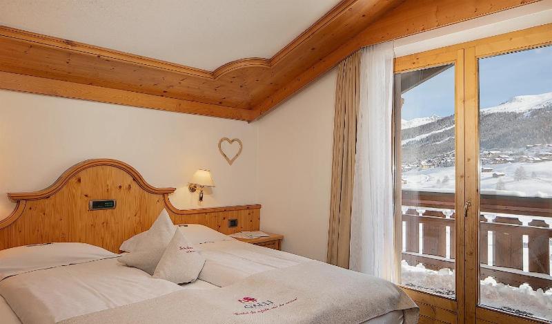 Triple Room with Balcony image 4