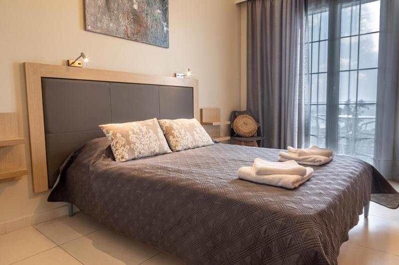 Double Room with Garden View image 3