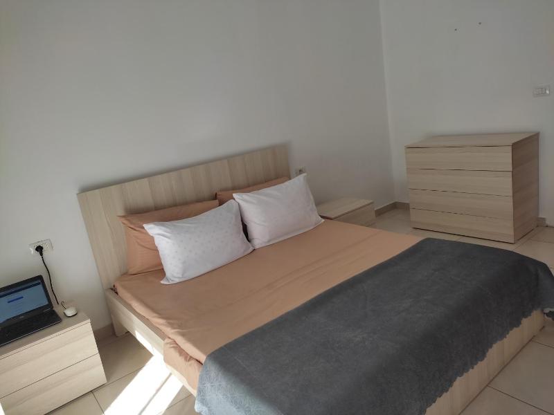 COMFY CITY CENTER APARTMENT - image 9