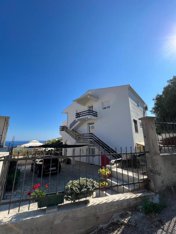 Three-Bedroom Apartment with Terrace and Sea View image 2