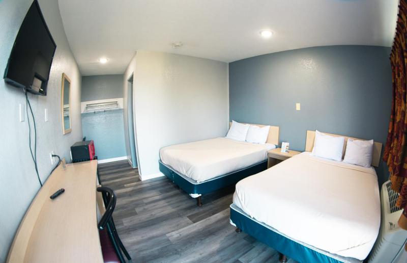 Double Room with Two Double Beds - Non-Smoking image 4