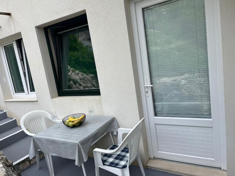 One-Bedroom Apartment image 3