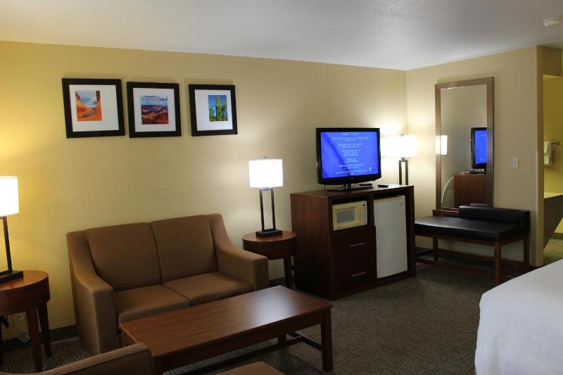 King Suite - Non-Smoking image 3
