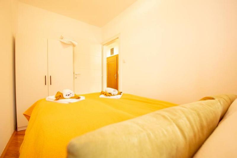 Yellow Circles Apt. on great location NEW - image 5