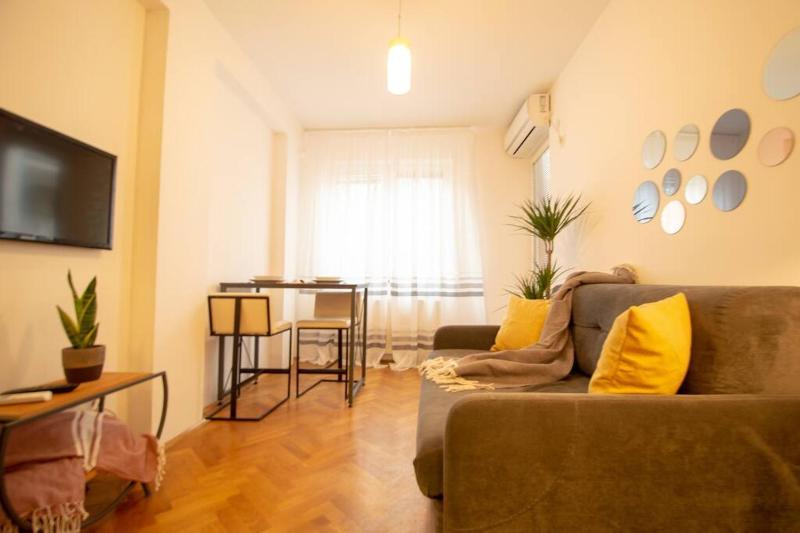 Yellow Circles Apt. on great location NEW - image 8