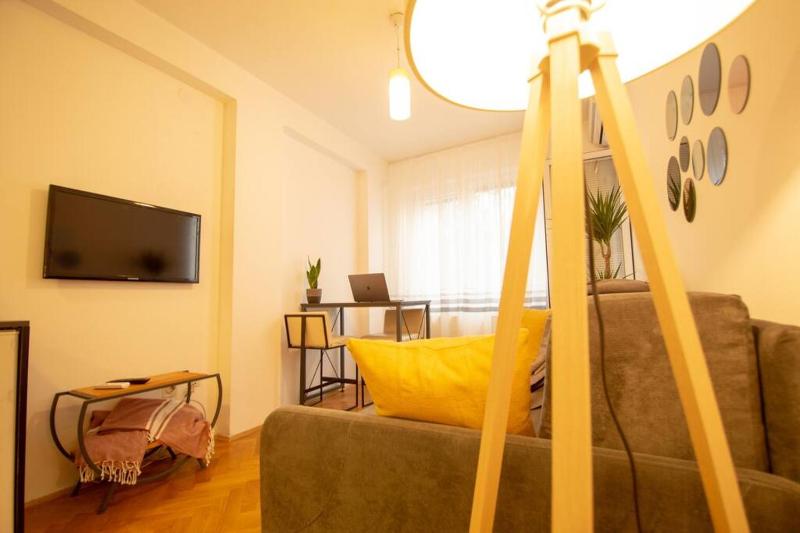 Yellow Circles Apt. on great location NEW - image 11
