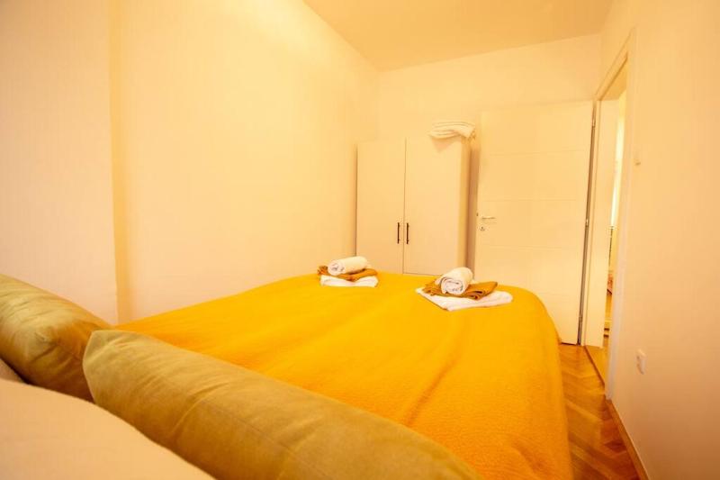 Yellow Circles Apt. on great location NEW - image 3