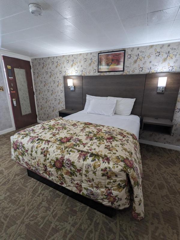 One Queen Bed Non Smoking image 1