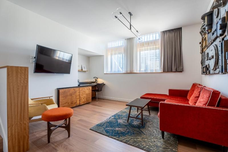 One-Bedroom Loft Suite - Chippendale image 2
