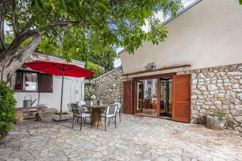 Lovely Holiday Home By The Sea - Happy Rentals - image 8