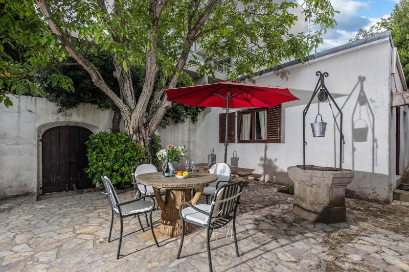 Lovely Holiday Home By The Sea - Happy Rentals - image 11