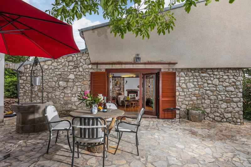 Lovely Holiday Home By The Sea - Happy Rentals - image 12