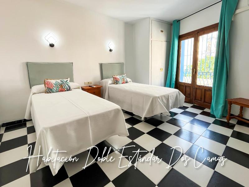 Standard Twin Room image 4