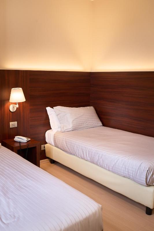 Economy Twin Room image 2