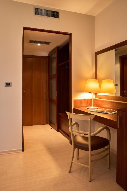 Economy Twin Room image 3