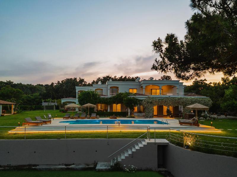 Bello Blu Estate Luxury Mediterranean Villa - image 6