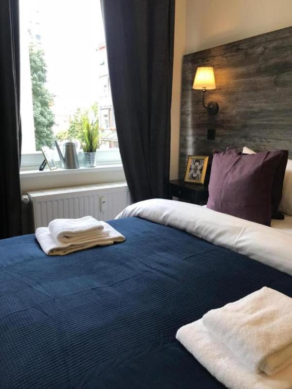 Double Room with Shared Bathroom image 3