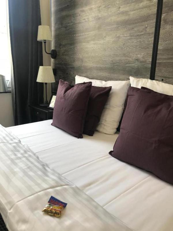 Double Room with Private Bathroom image 1