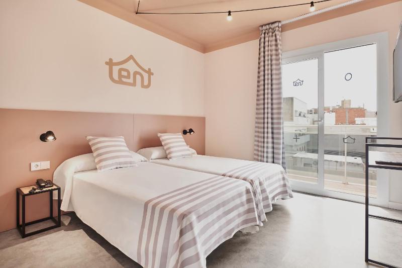 Twin Room with Pool View & Unlimited Brunch image 1