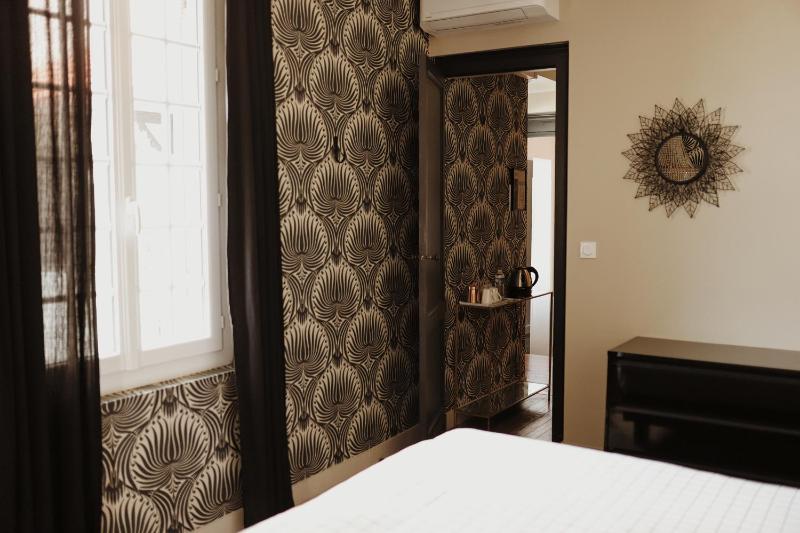 Deluxe Double Room with Balcony image 3