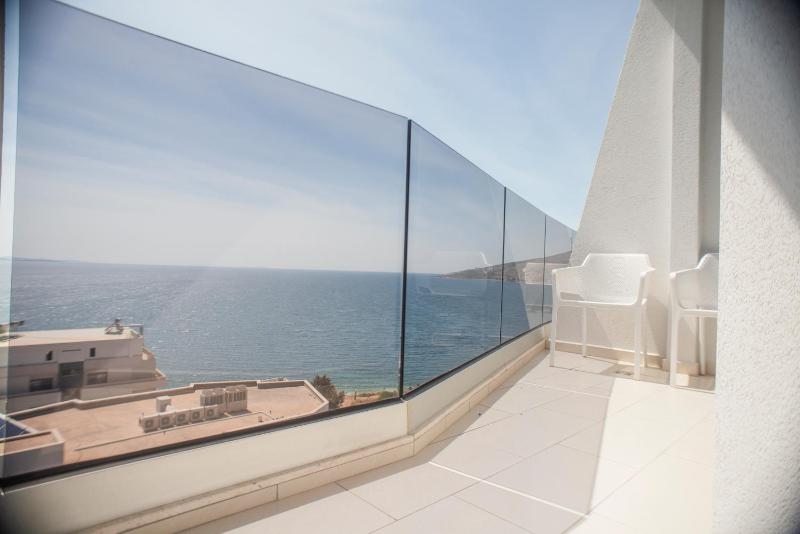 Deluxe Double Room with Balcony and Sea View image 3