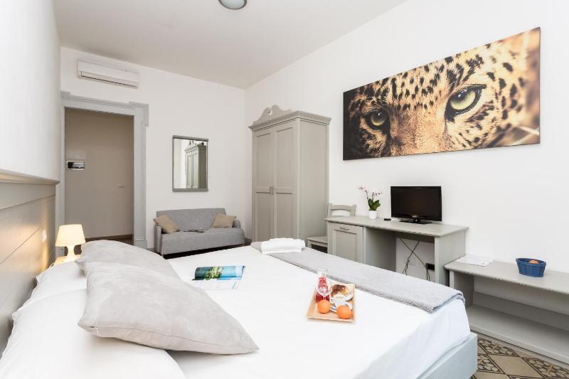 Superior Triple Room image 4