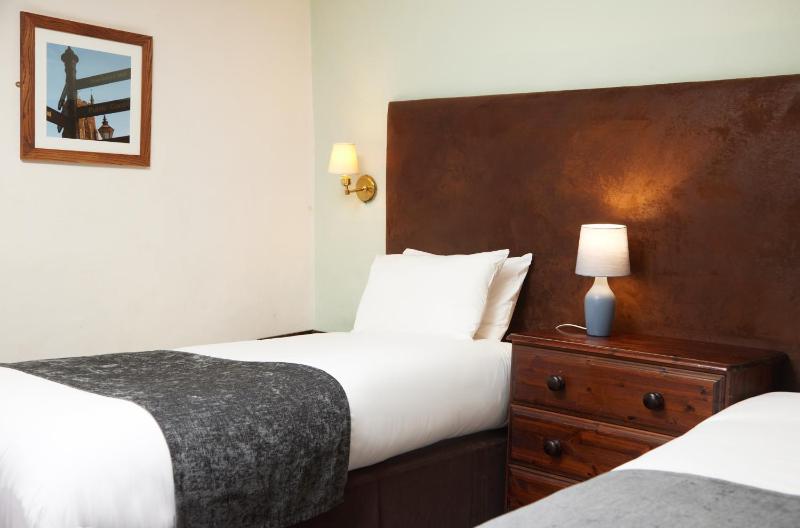 Twin Room image 4