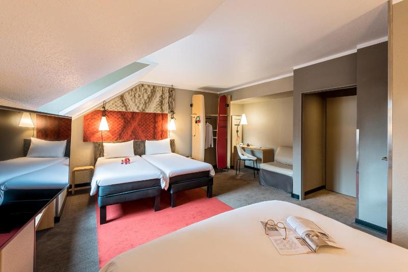 Standard Twin Room image 3