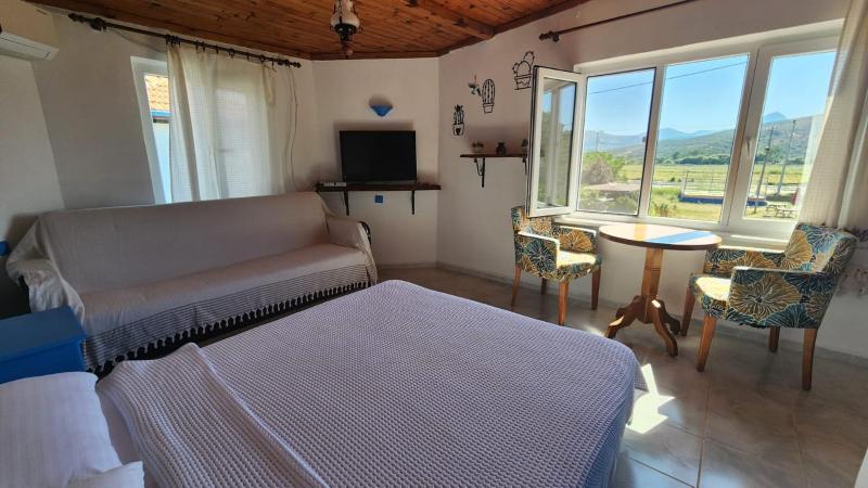 Deluxe Triple Room image 3