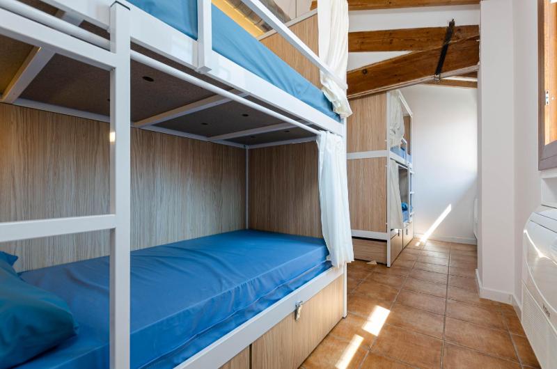 Bed in 4-Bed Mixed Dormitory Room image 1