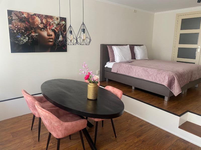 Deluxe Family Room image 4