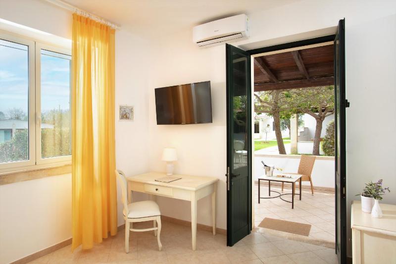 Classic Double Room image 3