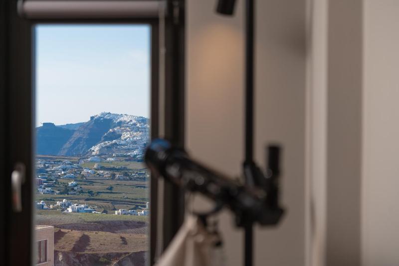 Elite Suite with Outdoor Heated Hot Tub and Sea View image 4
