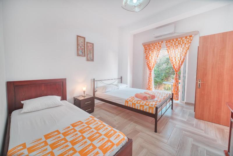 Standard Triple Room with Sea View image 1