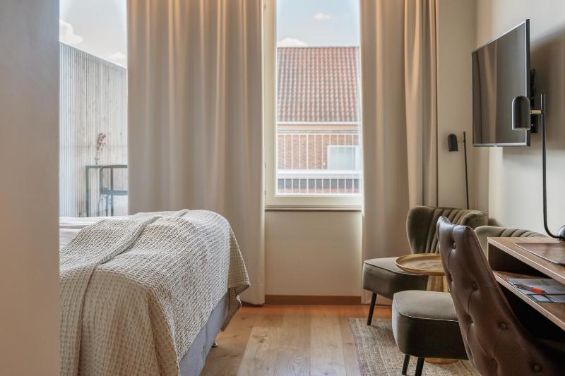 Double Room with Terrace and View image 4