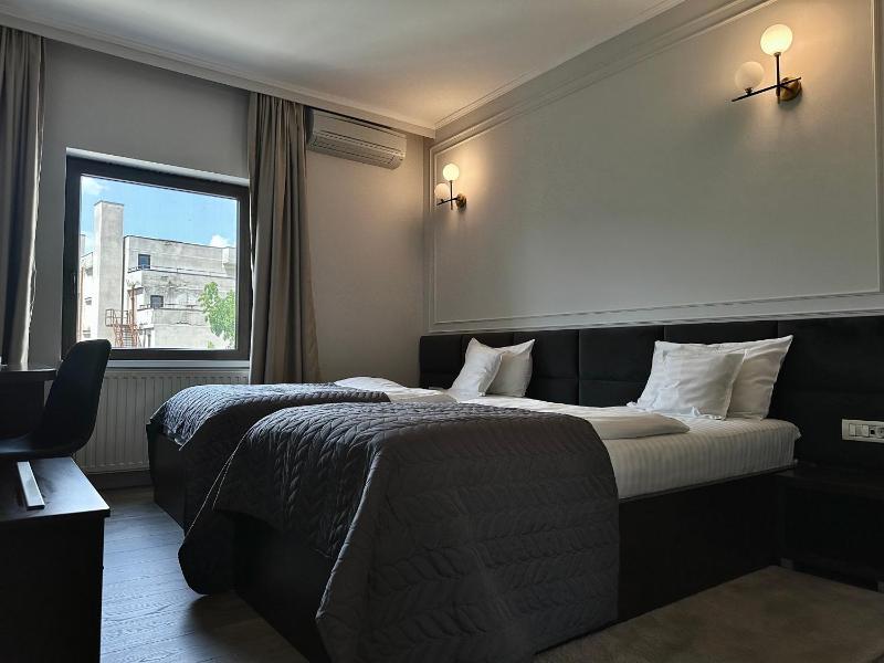 Standard Twin Room image 1