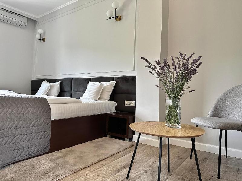 Standard Twin Room image 3