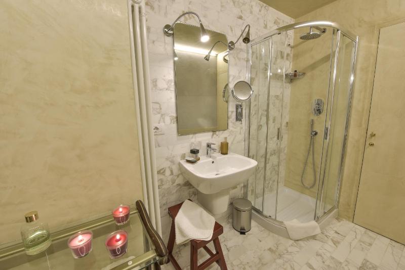 Deluxe Double Room image 3