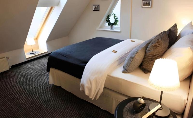 Double Room with Shared Bathroom image 1