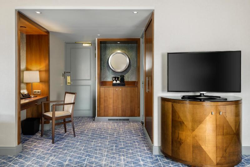 Deluxe Room King image 3