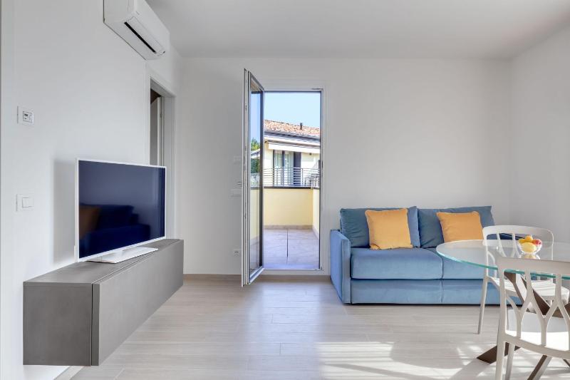 One Bedroom Deluxe Apartment image 4
