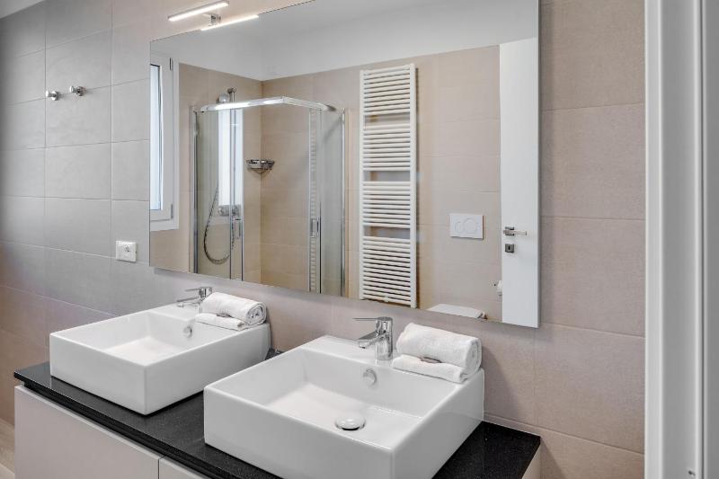 One Bedroom Deluxe Apartment image 1