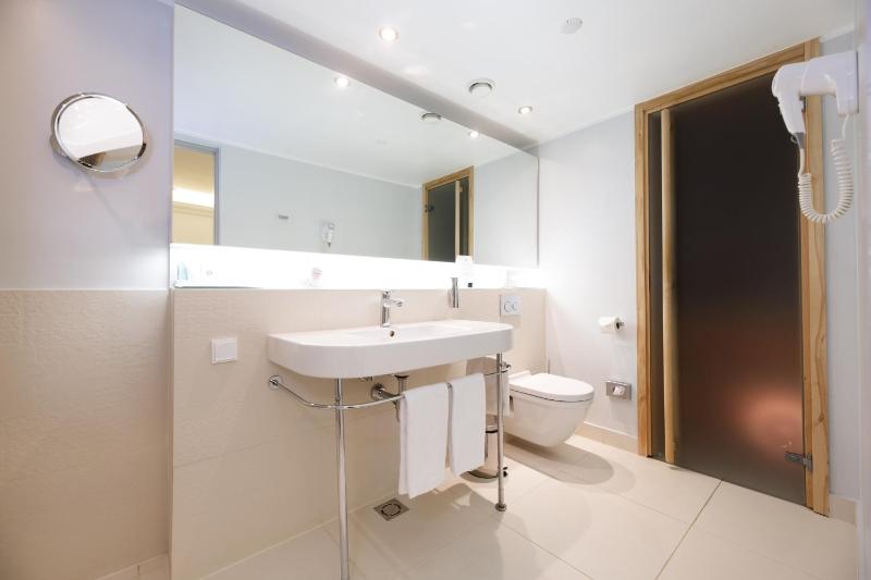 Premium Queen Room with sofa bed image 3