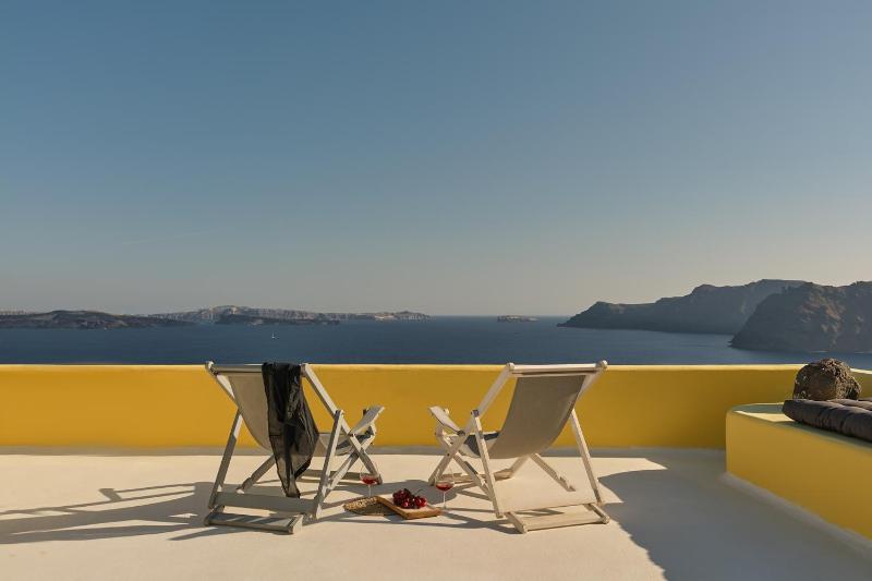 Ilivatos - Elegant Villa on the Caldera's Edge - image 7