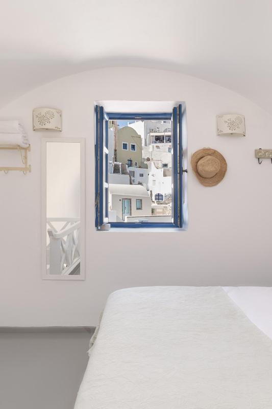 Ilivatos - Elegant Villa on the Caldera's Edge - image 13