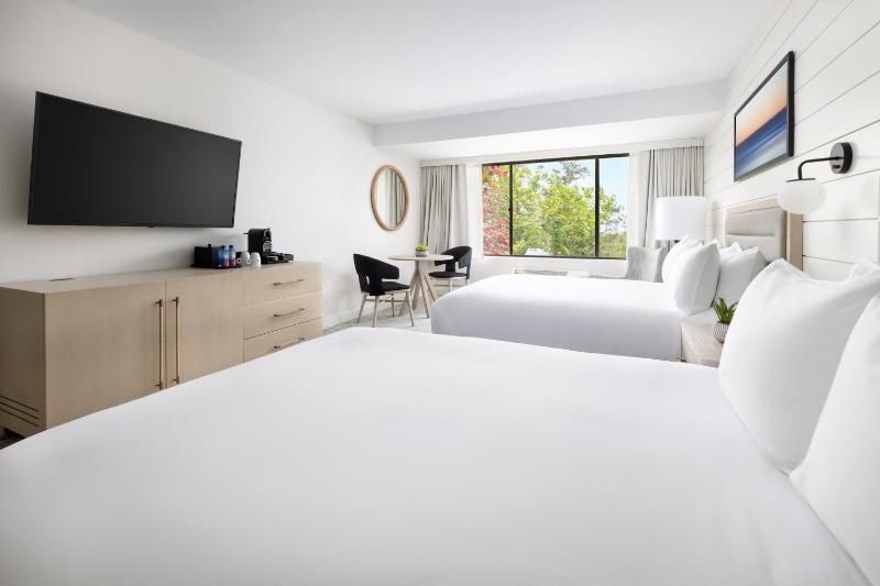 Queen Room with Two Queen Beds and Accessible Tub image 4