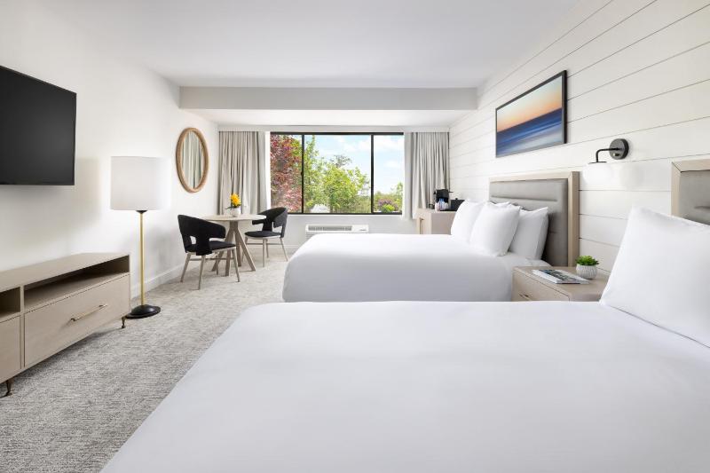 Queen Room with Two Queen Beds and Accessible Tub image 3