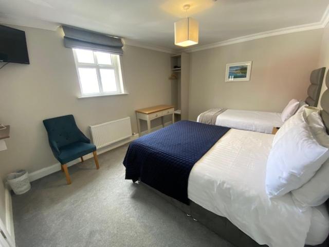 Double or Twin Room image 3